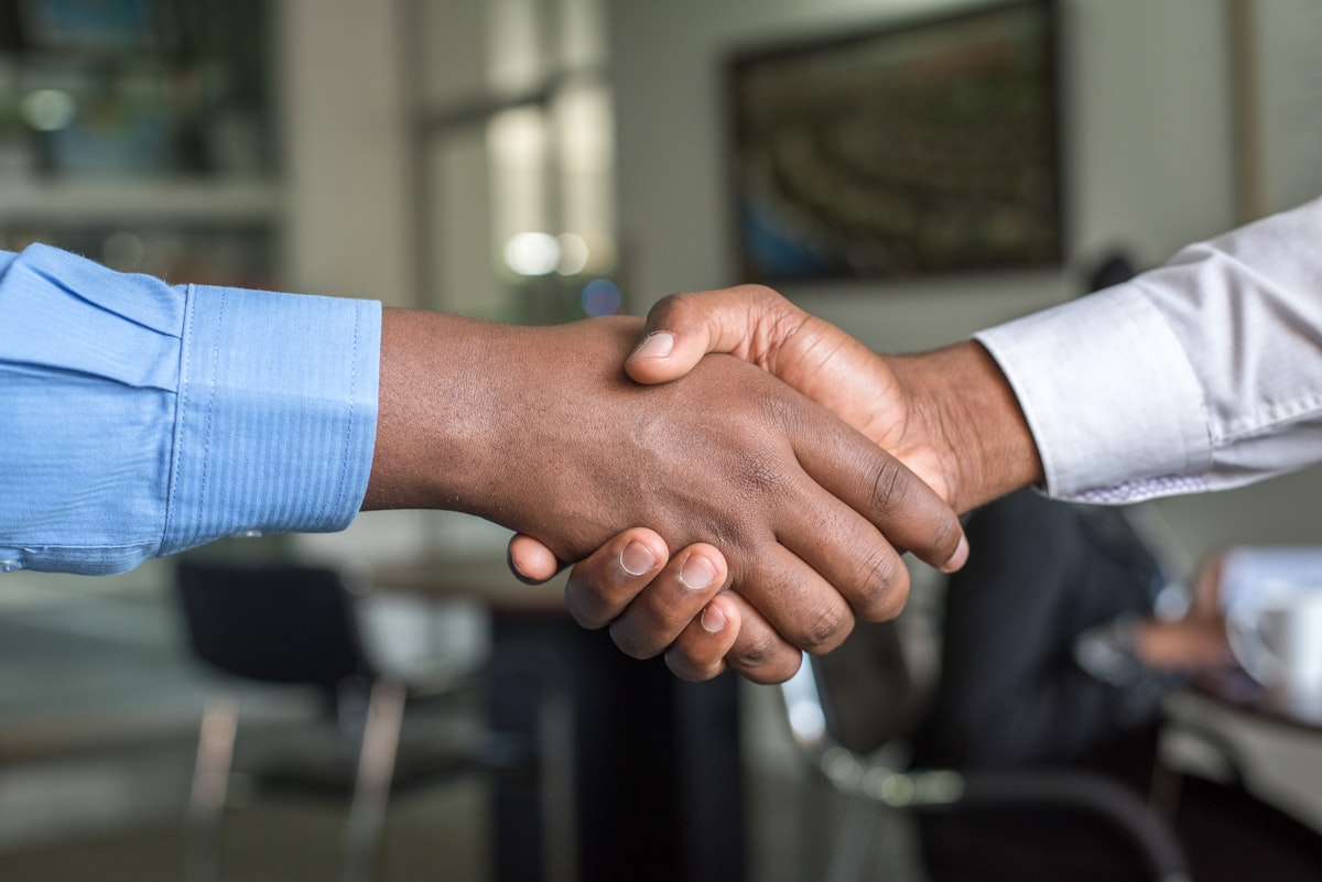Handshake representing choosing a genuine SEO company in Gorakhpur